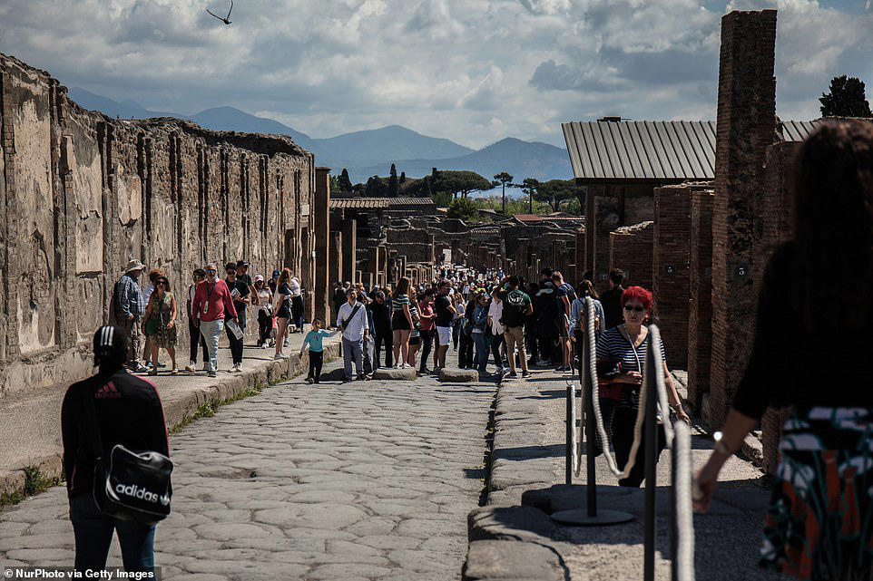 Powerful earthquake jolts Naples, sending residents fleeing