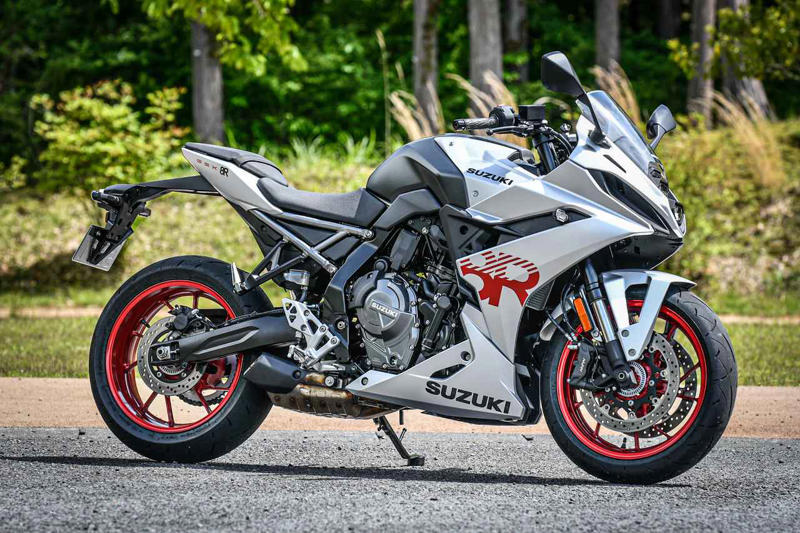 スズキの800ccフルカウルスポーツ『GSX-8R』を解説します！, スズキ『GSX-8R』主なスペックと価格, GSX-8R（2025）のカラーバリエーションは？, GSX-8Rの足つき性やライディングポジションは？, GSX-8Rで実際に走ってみた燃費は？, スズキ『GSX-8R』の装備／ディテール解説, スズキ『GSX-8R』に乗ってみた感想は？, スズキファンのためのWEBサイト！