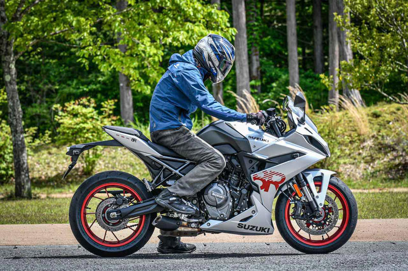 スズキの800ccフルカウルスポーツ『GSX-8R』を解説します！, スズキ『GSX-8R』主なスペックと価格, GSX-8R（2025）のカラーバリエーションは？, GSX-8Rの足つき性やライディングポジションは？, GSX-8Rで実際に走ってみた燃費は？, スズキ『GSX-8R』の装備／ディテール解説, スズキ『GSX-8R』に乗ってみた感想は？, スズキファンのためのWEBサイト！