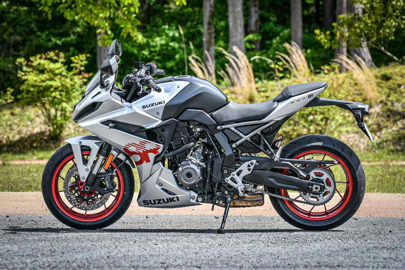 スズキの800ccフルカウルスポーツ『GSX-8R』を解説します！, スズキ『GSX-8R』主なスペックと価格, GSX-8R（2025）のカラーバリエーションは？, GSX-8Rの足つき性やライディングポジションは？, GSX-8Rで実際に走ってみた燃費は？, スズキ『GSX-8R』の装備／ディテール解説, スズキ『GSX-8R』に乗ってみた感想は？, スズキファンのためのWEBサイト！