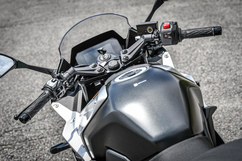 スズキの800ccフルカウルスポーツ『GSX-8R』を解説します！, スズキ『GSX-8R』主なスペックと価格, GSX-8R（2025）のカラーバリエーションは？, GSX-8Rの足つき性やライディングポジションは？, GSX-8Rで実際に走ってみた燃費は？, スズキ『GSX-8R』の装備／ディテール解説, スズキ『GSX-8R』に乗ってみた感想は？, スズキファンのためのWEBサイト！