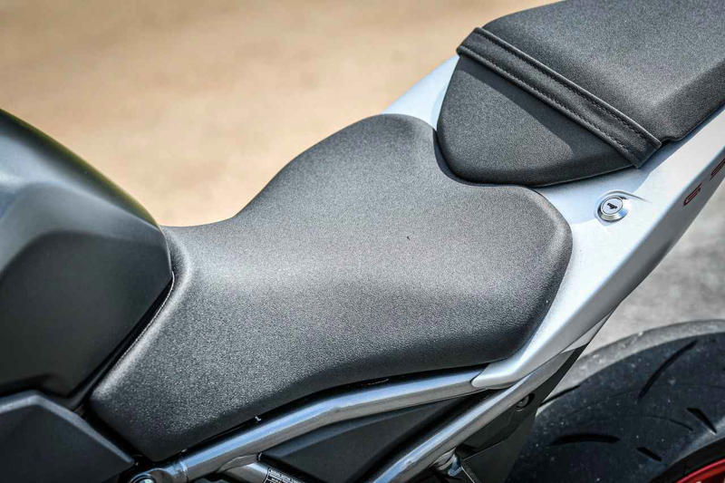 スズキの800ccフルカウルスポーツ『GSX-8R』を解説します！, スズキ『GSX-8R』主なスペックと価格, GSX-8R（2025）のカラーバリエーションは？, GSX-8Rの足つき性やライディングポジションは？, GSX-8Rで実際に走ってみた燃費は？, スズキ『GSX-8R』の装備／ディテール解説, スズキ『GSX-8R』に乗ってみた感想は？, スズキファンのためのWEBサイト！