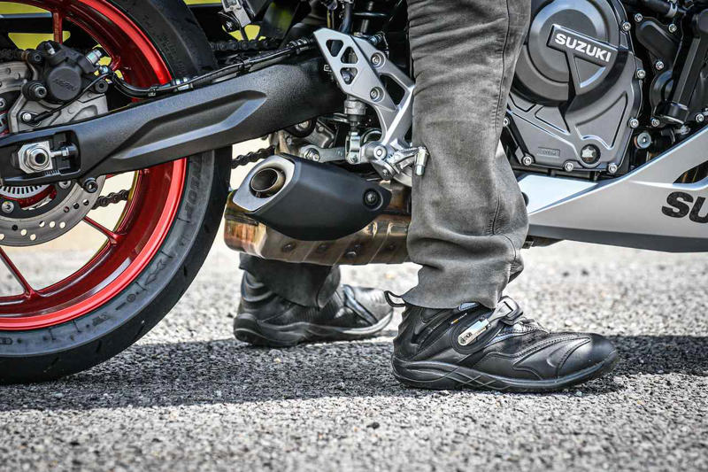 スズキの800ccフルカウルスポーツ『GSX-8R』を解説します！, スズキ『GSX-8R』主なスペックと価格, GSX-8R（2025）のカラーバリエーションは？, GSX-8Rの足つき性やライディングポジションは？, GSX-8Rで実際に走ってみた燃費は？, スズキ『GSX-8R』の装備／ディテール解説, スズキ『GSX-8R』に乗ってみた感想は？, スズキファンのためのWEBサイト！
