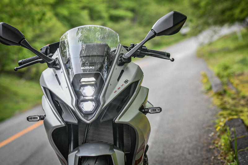 スズキの800ccフルカウルスポーツ『GSX-8R』を解説します！, スズキ『GSX-8R』主なスペックと価格, GSX-8R（2025）のカラーバリエーションは？, GSX-8Rの足つき性やライディングポジションは？, GSX-8Rで実際に走ってみた燃費は？, スズキ『GSX-8R』の装備／ディテール解説, スズキ『GSX-8R』に乗ってみた感想は？, スズキファンのためのWEBサイト！