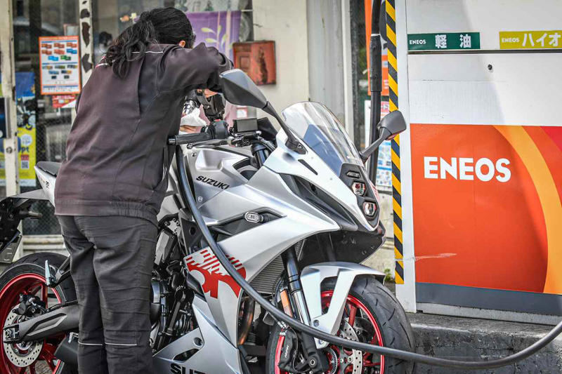 スズキの800ccフルカウルスポーツ『GSX-8R』を解説します！, スズキ『GSX-8R』主なスペックと価格, GSX-8R（2025）のカラーバリエーションは？, GSX-8Rの足つき性やライディングポジションは？, GSX-8Rで実際に走ってみた燃費は？, スズキ『GSX-8R』の装備／ディテール解説, スズキ『GSX-8R』に乗ってみた感想は？, スズキファンのためのWEBサイト！