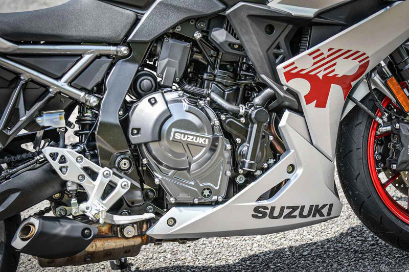 スズキの800ccフルカウルスポーツ『GSX-8R』を解説します！, スズキ『GSX-8R』主なスペックと価格, GSX-8R（2025）のカラーバリエーションは？, GSX-8Rの足つき性やライディングポジションは？, GSX-8Rで実際に走ってみた燃費は？, スズキ『GSX-8R』の装備／ディテール解説, スズキ『GSX-8R』に乗ってみた感想は？, スズキファンのためのWEBサイト！