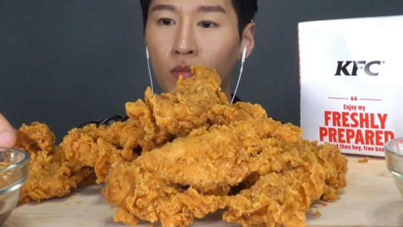 *ASMR* KFC Extra Crispy Chicken Tenders (No Talking) CRUNCHY Eating Sounds by Zach Choi 4. Nashville Hot Chicken, 5. Mac & Cheese, 6. KFC Fries, 7. Chicken Little Sandwich, 8. Mashed Potatoes With Gravy, 9. Original Recipe Chicken Thigh, 10. Double Down, 1. Original Recipe Chicken Breast, 2. Grilled Chicken Breast, 3. Honey BBQ Sandwich, 4. Biscuit With Honey Sauce, 5. Spicy Slaw, 6. Chocolate Chip Cookie, 7. Corn On The Cob, 8. Chicken Sandwich (Spicy Or Classic), 9. Coleslaw, 10. Lemonade Freeze