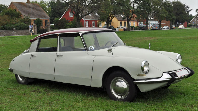 Citroën DS (1955) These Cars Set Trends, Records & Revolutionized Their Industry, Chrysler Airflow (1934), Tucker 48 (1948), Citroën DS (1955), Alfa Romeo Giulia (1962), Jensen FF (1966), NSU Ro80 (1967), Range Rover (1970), Citroën SM (1973), DeLorean DMC-12 (1981), Buick Riviera With Graphic Control Center (1986), Nissan BE-1 (1987), Mazda Eunos Cosmo (1989), Honda NSX (1990), GM EV1 (1992 Concept/1996 Production), Renault Scenic (1996), Audi A2 (1999), BMW 7 Series (E65, 2001), Toyota Prius (2003, Second Generation), Tesla Roadster (2008), BMW i3 (2014)