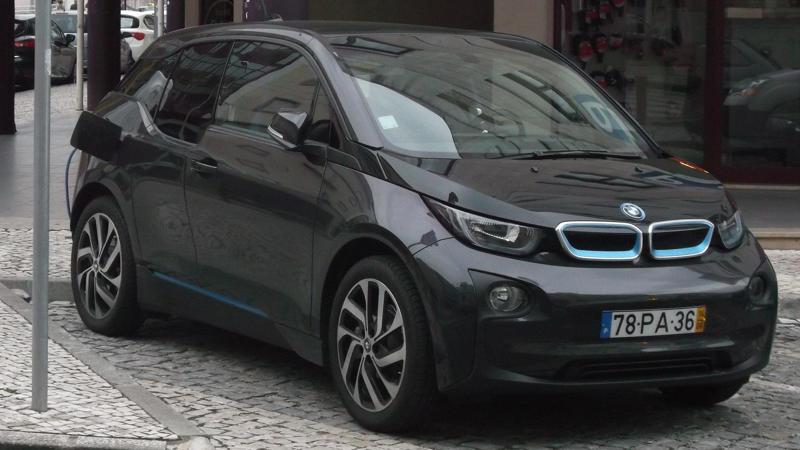 BMW i3 (2014) These Cars Set Trends, Records & Revolutionized Their Industry, Chrysler Airflow (1934), Tucker 48 (1948), Citroën DS (1955), Alfa Romeo Giulia (1962), Jensen FF (1966), NSU Ro80 (1967), Range Rover (1970), Citroën SM (1973), DeLorean DMC-12 (1981), Buick Riviera With Graphic Control Center (1986), Nissan BE-1 (1987), Mazda Eunos Cosmo (1989), Honda NSX (1990), GM EV1 (1992 Concept/1996 Production), Renault Scenic (1996), Audi A2 (1999), BMW 7 Series (E65, 2001), Toyota Prius (2003, Second Generation), Tesla Roadster (2008), BMW i3 (2014)