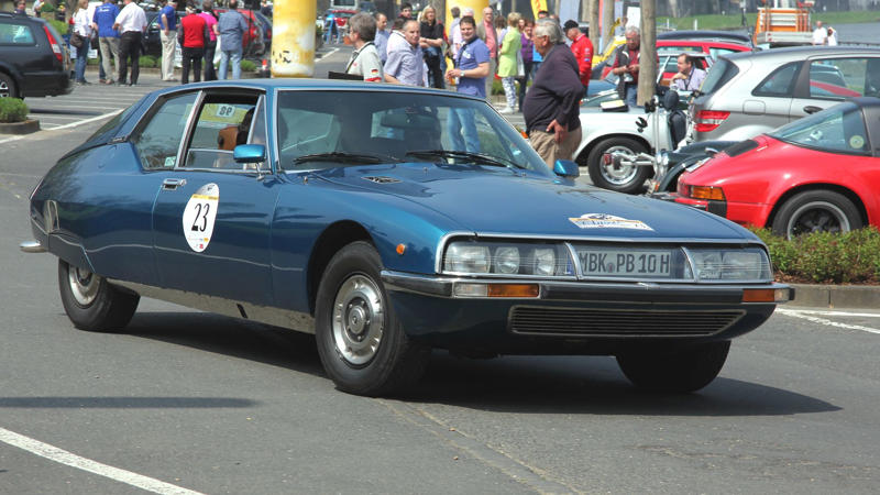 Citroën SM (1973) These Cars Set Trends, Records & Revolutionized Their Industry, Chrysler Airflow (1934), Tucker 48 (1948), Citroën DS (1955), Alfa Romeo Giulia (1962), Jensen FF (1966), NSU Ro80 (1967), Range Rover (1970), Citroën SM (1973), DeLorean DMC-12 (1981), Buick Riviera With Graphic Control Center (1986), Nissan BE-1 (1987), Mazda Eunos Cosmo (1989), Honda NSX (1990), GM EV1 (1992 Concept/1996 Production), Renault Scenic (1996), Audi A2 (1999), BMW 7 Series (E65, 2001), Toyota Prius (2003, Second Generation), Tesla Roadster (2008), BMW i3 (2014)