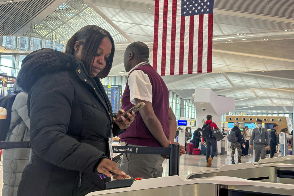New liquids rules aren't ready, A massive surveillance operation, Longstanding liquid restrictions, Advanced new screening machines, Many airports still use the old tech, Vulnerabilities in the TSA system