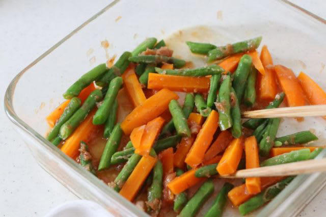 レンジ1回加熱でOK！「豚の大葉みそ巻き」「野菜のおかか和え」2品弁当, 豚の大葉みそ巻き（ごままぶし）, 野菜のおかか和え, 2品弁当の詰め方プロセス, 「心が楽になる2品弁当」のルール