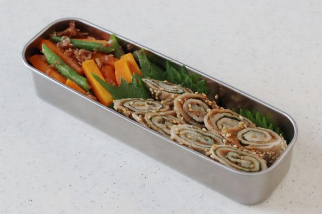 レンジ1回加熱でOK！「豚の大葉みそ巻き」「野菜のおかか和え」2品弁当, 豚の大葉みそ巻き（ごままぶし）, 野菜のおかか和え, 2品弁当の詰め方プロセス, 「心が楽になる2品弁当」のルール