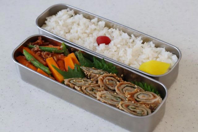 レンジ1回加熱でOK！「豚の大葉みそ巻き」「野菜のおかか和え」2品弁当, 豚の大葉みそ巻き（ごままぶし）, 野菜のおかか和え, 2品弁当の詰め方プロセス, 「心が楽になる2品弁当」のルール