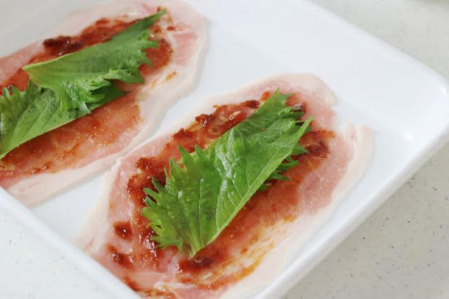 レンジ1回加熱でOK！「豚の大葉みそ巻き」「野菜のおかか和え」2品弁当, 豚の大葉みそ巻き（ごままぶし）, 野菜のおかか和え, 2品弁当の詰め方プロセス, 「心が楽になる2品弁当」のルール