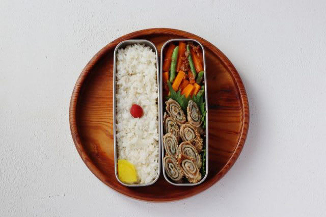 レンジ1回加熱でOK！「豚の大葉みそ巻き」「野菜のおかか和え」2品弁当, 豚の大葉みそ巻き（ごままぶし）, 野菜のおかか和え, 2品弁当の詰め方プロセス, 「心が楽になる2品弁当」のルール