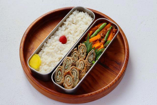 レンジ1回加熱でOK！「豚の大葉みそ巻き」「野菜のおかか和え」2品弁当, 豚の大葉みそ巻き（ごままぶし）, 野菜のおかか和え, 2品弁当の詰め方プロセス, 「心が楽になる2品弁当」のルール