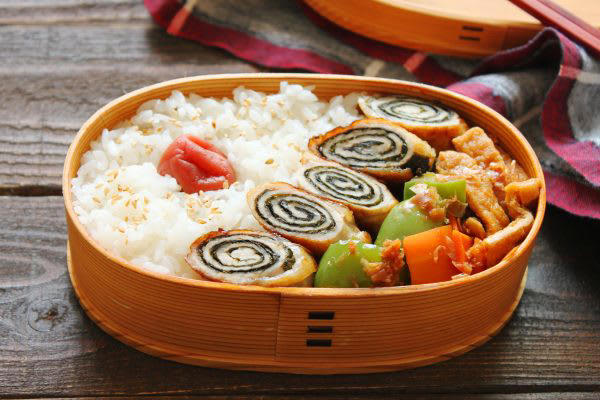 レンジ1回加熱でOK！「豚の大葉みそ巻き」「野菜のおかか和え」2品弁当, 豚の大葉みそ巻き（ごままぶし）, 野菜のおかか和え, 2品弁当の詰め方プロセス, 「心が楽になる2品弁当」のルール
