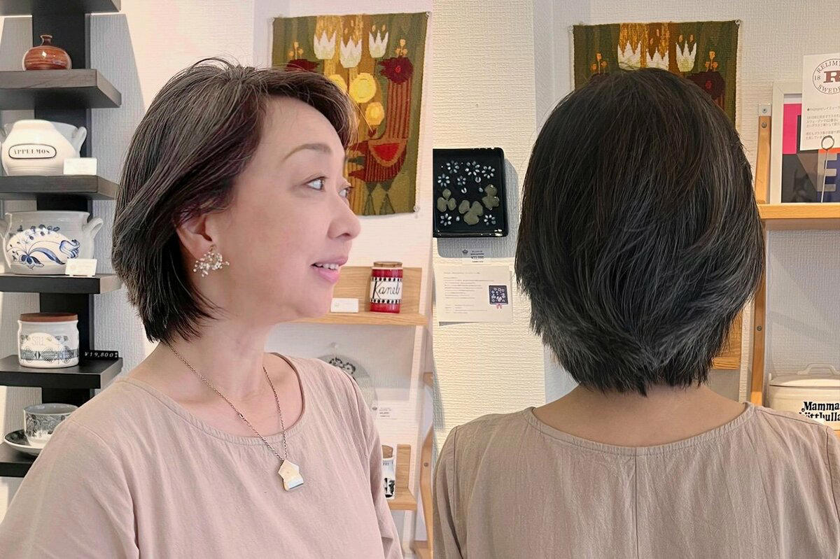 うねる、広がる、ベタつく…夏の髪の悩み。グレーヘア移行中の憂うつな季節, 白髪染めをやめて1年9か月、ようやくグレーの髪が増えてきて…, 役づくりで80代に挑戦！その後もグレーヘア続投を決意, 「老け見え」の正体は、髪の色ではなく「諦める心」, 諦めずに試すワクワク感こそが「若さ」の源, 求めたいのは「若さ」より「すてき」。カギはツヤと姿勢