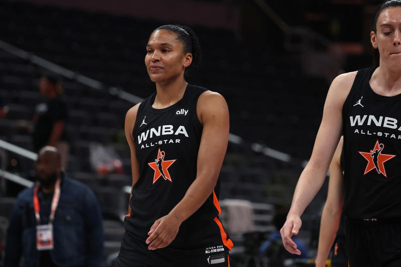 No Paint, No Problem, They Owned It 1. Alyssa Thomas (Phoenix Mercury) – 15 Assists (vs Wings, Liberty & Sky), 2. Arike Ogunbowale (Dallas Wings) – 14 Assists (vs Liberty), 3. Skylar Diggins (Seattle Storm) – 14 Assists (vs Mercury), 4. Courtney Williams (Minnesota Lynx) – 13 Assists (vs Liberty), 6. Alyssa Thomas (again!) – 13 Assists (vs Liberty), 7. Kelsey Plum (LA Sparks) – 12 Assists (vs Lynx), 8. Veronica Burton (Golden State Valkyries) – 12 Assists (vs Aces)