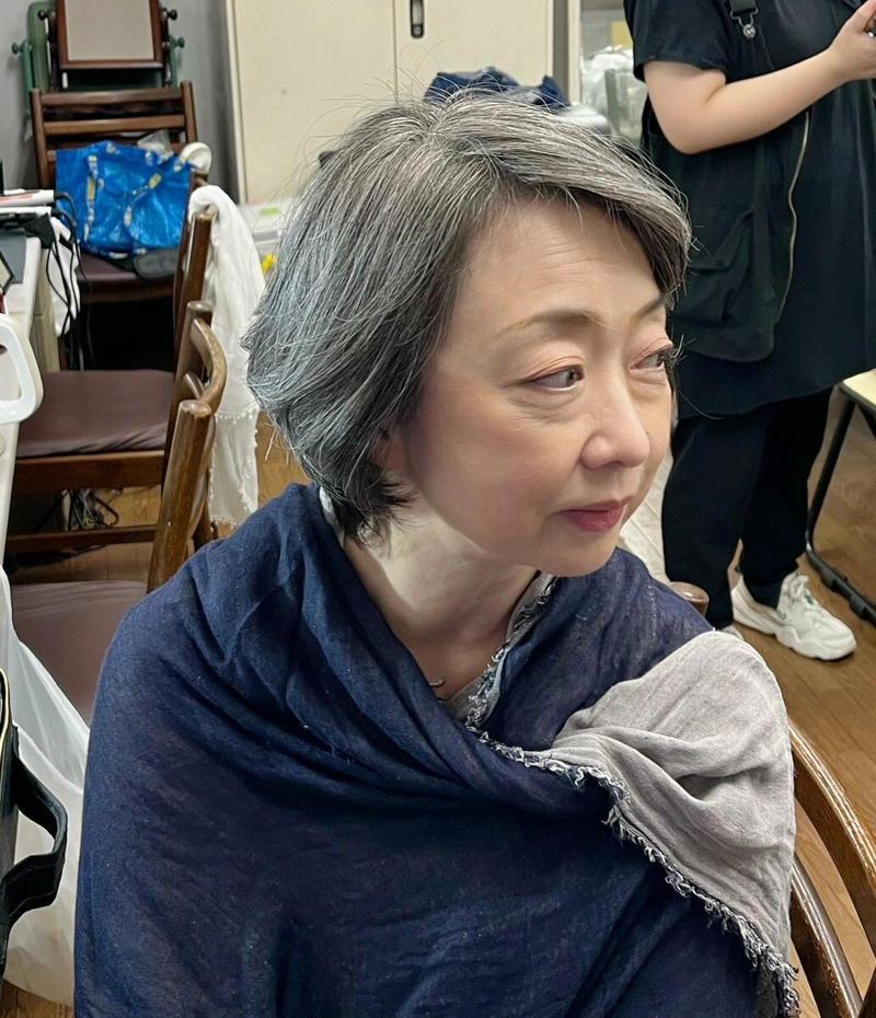 うねる、広がる、ベタつく…夏の髪の悩み。グレーヘア移行中の憂うつな季節, 白髪染めをやめて1年9か月、ようやくグレーの髪が増えてきて…, 役づくりで80代に挑戦！その後もグレーヘア続投を決意, 「老け見え」の正体は、髪の色ではなく「諦める心」, 諦めずに試すワクワク感こそが「若さ」の源, 求めたいのは「若さ」より「すてき」。カギはツヤと姿勢