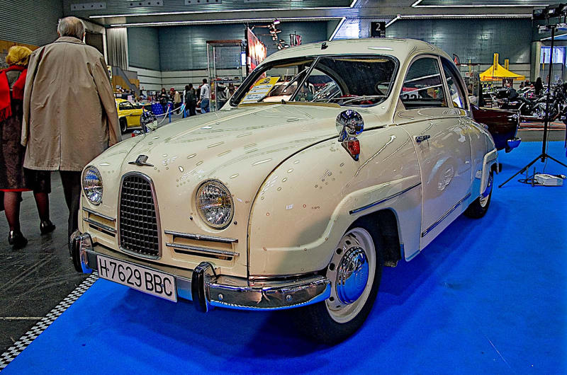 1. Alpine A106, 2. Chevrolet Task Force, 3. Citroën DS, 4. Dodge Custom Royal, 5. Fiat 600, 6. Ford Escort, 7. Ford Thunderbird, 8. Imperial Crown, 9. Jaguar Mk1, 10. Mercedes-Benz 190SL, 11. Mercury Montclair, 13. Peugeot 403, 14. Pontiac Safari, 15. Rolls-Royce Silver Cloud, 16. Saab 93, 17. Sunbeam Rapier, 18. Toyota Crown, 19. Triumph TR3, 20. Volkswagen Karmann Ghia