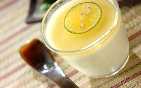 鮭のスダチホイル焼き, サバと玉ネギの和え物, エリンギの塩炒め, ズッキーニとエビの薬味サラダ, スダチしらすご飯, ミルクゼリースダチシロップがけ