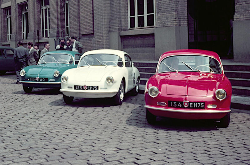1. Alpine A106, 2. Chevrolet Task Force, 3. Citroën DS, 4. Dodge Custom Royal, 5. Fiat 600, 6. Ford Escort, 7. Ford Thunderbird, 8. Imperial Crown, 9. Jaguar Mk1, 10. Mercedes-Benz 190SL, 11. Mercury Montclair, 13. Peugeot 403, 14. Pontiac Safari, 15. Rolls-Royce Silver Cloud, 16. Saab 93, 17. Sunbeam Rapier, 18. Toyota Crown, 19. Triumph TR3, 20. Volkswagen Karmann Ghia