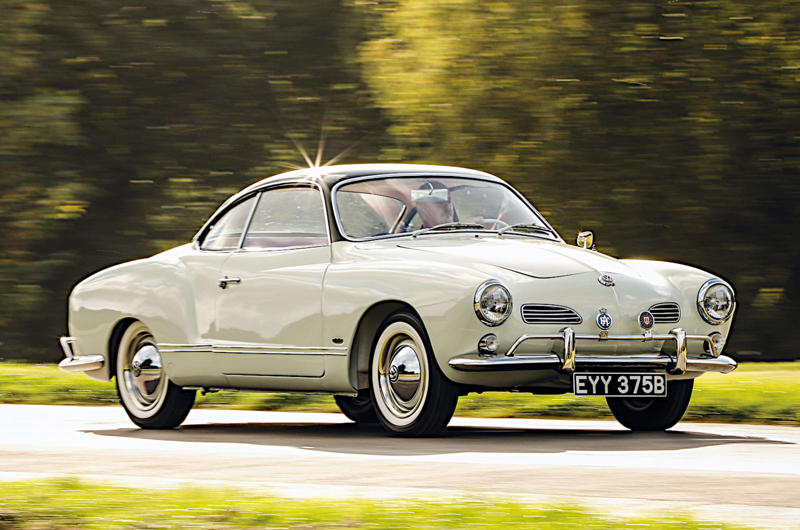 1. Alpine A106, 2. Chevrolet Task Force, 3. Citroën DS, 4. Dodge Custom Royal, 5. Fiat 600, 6. Ford Escort, 7. Ford Thunderbird, 8. Imperial Crown, 9. Jaguar Mk1, 10. Mercedes-Benz 190SL, 11. Mercury Montclair, 13. Peugeot 403, 14. Pontiac Safari, 15. Rolls-Royce Silver Cloud, 16. Saab 93, 17. Sunbeam Rapier, 18. Toyota Crown, 19. Triumph TR3, 20. Volkswagen Karmann Ghia
