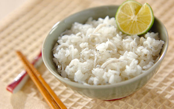 鮭のスダチホイル焼き, サバと玉ネギの和え物, エリンギの塩炒め, ズッキーニとエビの薬味サラダ, スダチしらすご飯, ミルクゼリースダチシロップがけ