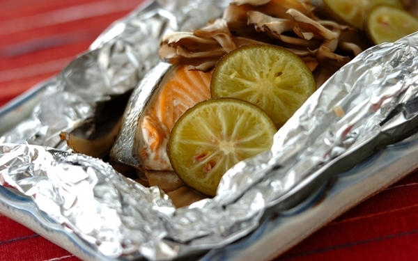 鮭のスダチホイル焼き, サバと玉ネギの和え物, エリンギの塩炒め, ズッキーニとエビの薬味サラダ, スダチしらすご飯, ミルクゼリースダチシロップがけ