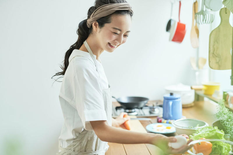 調味料がないときにはベーコンとサバみそ缶が活躍する, 塩と油だけで料理するとめちゃくちゃ勉強になる, 鉄フライパンは調味料以上に味が決まる, 調味料は外食や旅行と同じ種類の刺激をくれる