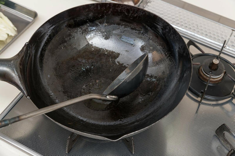調味料がないときにはベーコンとサバみそ缶が活躍する, 塩と油だけで料理するとめちゃくちゃ勉強になる, 鉄フライパンは調味料以上に味が決まる, 調味料は外食や旅行と同じ種類の刺激をくれる