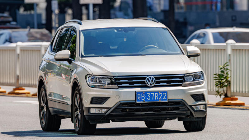 25. Honda CR-V, 24. Mazda CX-5, 23. Kia Sorento, 22. Nissan Pathfinder, 21. Ford Explorer, 20. Cadillac XT6, 18. Jeep Grand Cherokee, 17. Nissan Murano, 16. Volkswagen Tiguan, 15. Chevrolet Blazer, 14. Subaru Outback, 13. Honda Passport, 12. Kia Telluride, 11. Hyundai Santa Fe, 10. Chevrolet Equinox, 9. Buick Encore, 8. BMW X1, 7. BMW X6, 6. Lexus RX, 5. Lexus NX, 4. Toyota 4Runner, 3. Cadillac Escalade, 1. Chevrolet Traverse