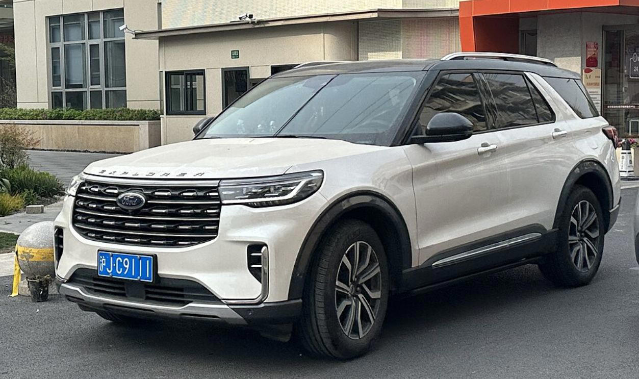 25. Honda CR-V, 24. Mazda CX-5, 23. Kia Sorento, 22. Nissan Pathfinder, 21. Ford Explorer, 20. Cadillac XT6, 18. Jeep Grand Cherokee, 17. Nissan Murano, 16. Volkswagen Tiguan, 15. Chevrolet Blazer, 14. Subaru Outback, 13. Honda Passport, 12. Kia Telluride, 11. Hyundai Santa Fe, 10. Chevrolet Equinox, 9. Buick Encore, 8. BMW X1, 7. BMW X6, 6. Lexus RX, 5. Lexus NX, 4. Toyota 4Runner, 3. Cadillac Escalade, 1. Chevrolet Traverse