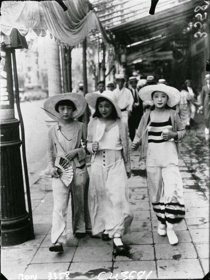 23. Street fashion in Japan, 1932 1. A World War Veteran, 1932, 2. Jean Bugatti standing next to his Bugatti Royale, one of the seven he built, 1932, 3. This milkmaid is trying to get the pig off the road, Norway, 1932, 4. Joan Crawford, 1932, 5. Just a young girl and her dog, 1932, 6. Taking a break after their tennis match, Washington DC, 1932, 7. Charles Ebbets shooting his famous photo, Lunch atop a Skyscraper, 1932, 8. Rocking the fur coats and a Cadillac in Harlem, 1932, 9. Painting the Eiffel Tower in 1932, 10. Sitting in peace in NYC, 1932, 11. Driving a dynasphere, 1932, 12. Harpo Marx and Amelia Earhart on the set of Horse Feathers, 1932, 13. Jacob Rheuben Ehrlich (8 ft 6 in) walking the Chicago streets with kids, 1932, 14. Sitting on a truck, playing her guitar in Amarillo, Texas, 1932, 15. A family portrait in Poland, 1932, 16. A colorized portrait of Amelia Earhart, 1932, 17. A woman bringing her pet cat to have a cup of tea, 18. Charles C. Ebbets snapping photos on a skyscraper, 1932, 19. Young Love, 1932, 20. Stan Laurel and Oliver Hardy taking a break from filming, 1932, 21. Fighting their way through the snow, 1932, 22. Taking an extremely unsafe nap, 1932, 23. Street fashion in Japan, 1932, 24. This is what packing for a camping trip looked like in 1932