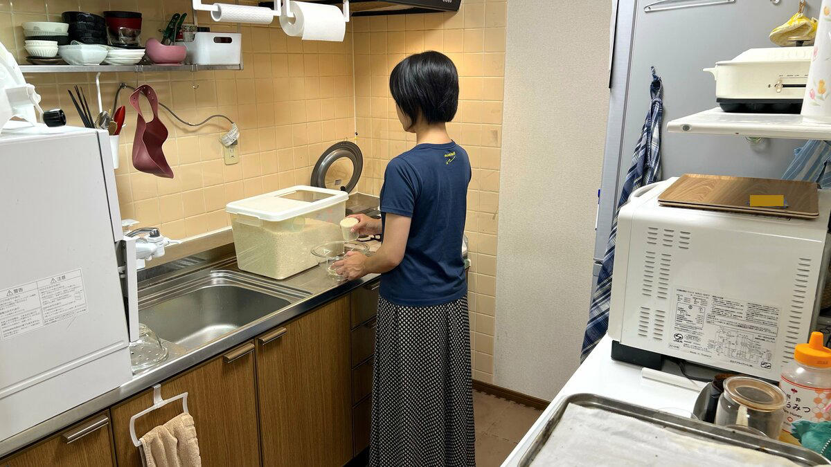 節約上手がお米の「代用食材」を紹介, 1：幅広い料理に使える「小麦粉」, 2：安いときにまとめ買いできる「パスタ」, 3：レンジで手軽に調理できる「ジャガイモ」, 4：ひとりランチのお供にも最適な「うどん」, 5：朝食におやつに大活躍の「食パン」