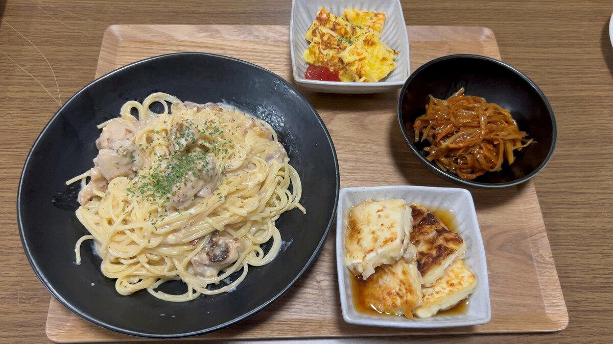 節約上手がお米の「代用食材」を紹介, 1：幅広い料理に使える「小麦粉」, 2：安いときにまとめ買いできる「パスタ」, 3：レンジで手軽に調理できる「ジャガイモ」, 4：ひとりランチのお供にも最適な「うどん」, 5：朝食におやつに大活躍の「食パン」