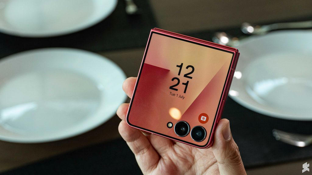 Edge-to-edge 4.1” cover screen with slimmer bezels, Bigger 6.9” inner screen, thinner build and improved durability, Larger 4,300mAh battery, Exynos 2500 and Samsung DeX, Dual cameras with ProVisual Engine and upgraded cover UI, Samsung Galaxy Z Flip 7 Malaysia: Colours and Pricing