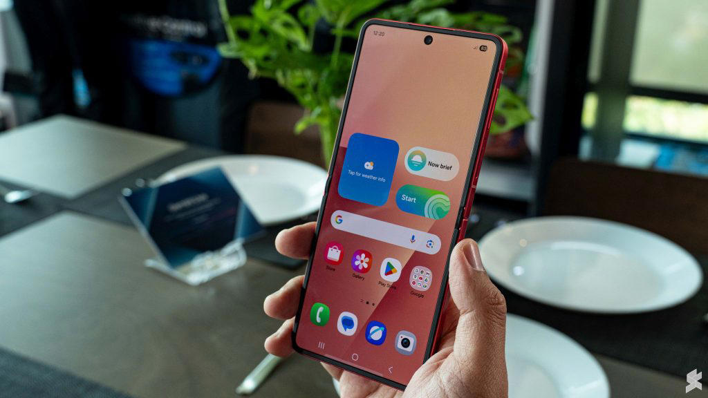Edge-to-edge 4.1” cover screen with slimmer bezels, Bigger 6.9” inner screen, thinner build and improved durability, Larger 4,300mAh battery, Exynos 2500 and Samsung DeX, Dual cameras with ProVisual Engine and upgraded cover UI, Samsung Galaxy Z Flip 7 Malaysia: Colours and Pricing