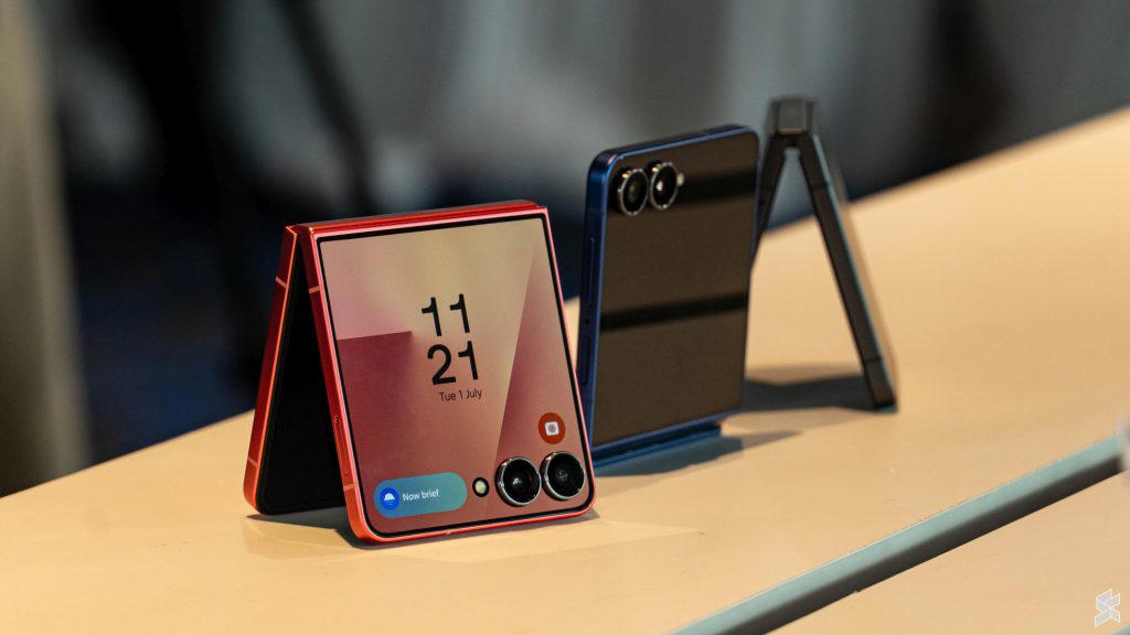 Edge-to-edge 4.1” cover screen with slimmer bezels, Bigger 6.9” inner screen, thinner build and improved durability, Larger 4,300mAh battery, Exynos 2500 and Samsung DeX, Dual cameras with ProVisual Engine and upgraded cover UI, Samsung Galaxy Z Flip 7 Malaysia: Colours and Pricing