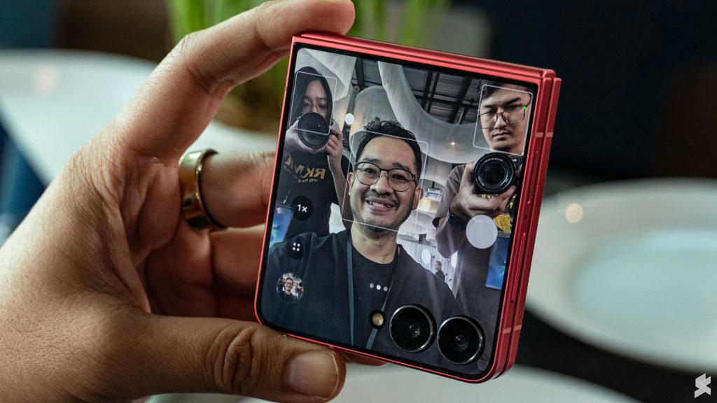Edge-to-edge 4.1” cover screen with slimmer bezels, Bigger 6.9” inner screen, thinner build and improved durability, Larger 4,300mAh battery, Exynos 2500 and Samsung DeX, Dual cameras with ProVisual Engine and upgraded cover UI, Samsung Galaxy Z Flip 7 Malaysia: Colours and Pricing