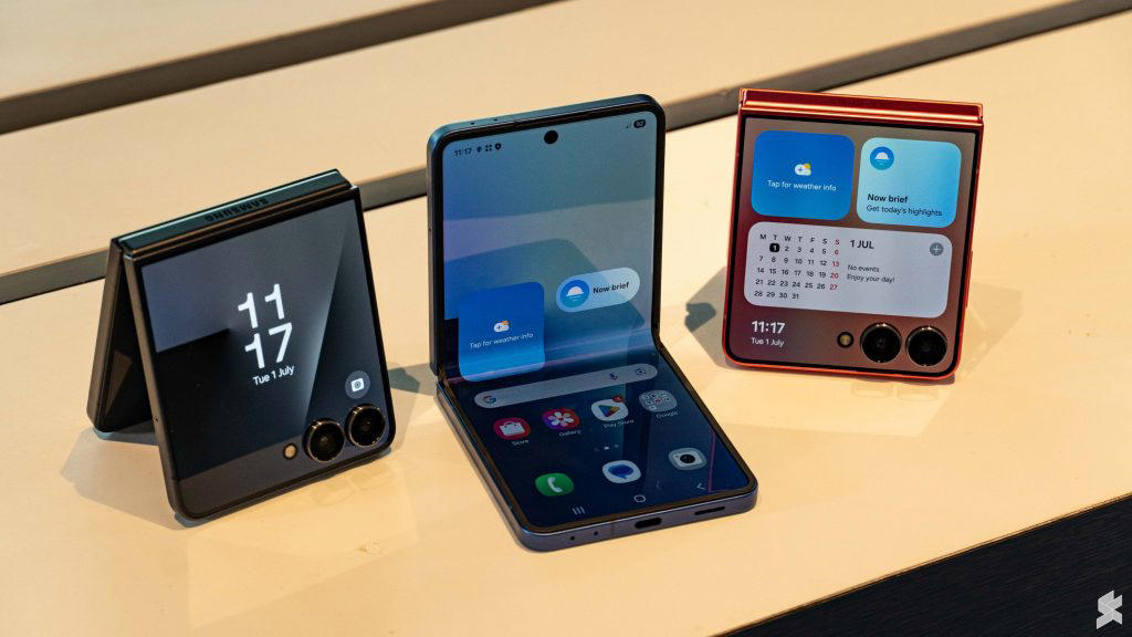 Edge-to-edge 4.1” cover screen with slimmer bezels, Bigger 6.9” inner screen, thinner build and improved durability, Larger 4,300mAh battery, Exynos 2500 and Samsung DeX, Dual cameras with ProVisual Engine and upgraded cover UI, Samsung Galaxy Z Flip 7 Malaysia: Colours and Pricing