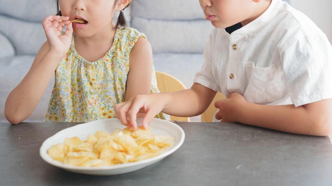 子どもに市販のお菓子を食べさせていいのか問題, 「魔法の粉」でやみつきの味に!?, 恐ろしい「果糖ブドウ糖液糖」による"血糖値の急上昇", 「血糖値の乱高下」と「キレる子ども」の関係とは?, 「手首の運動」と「できる範囲での手作り」から