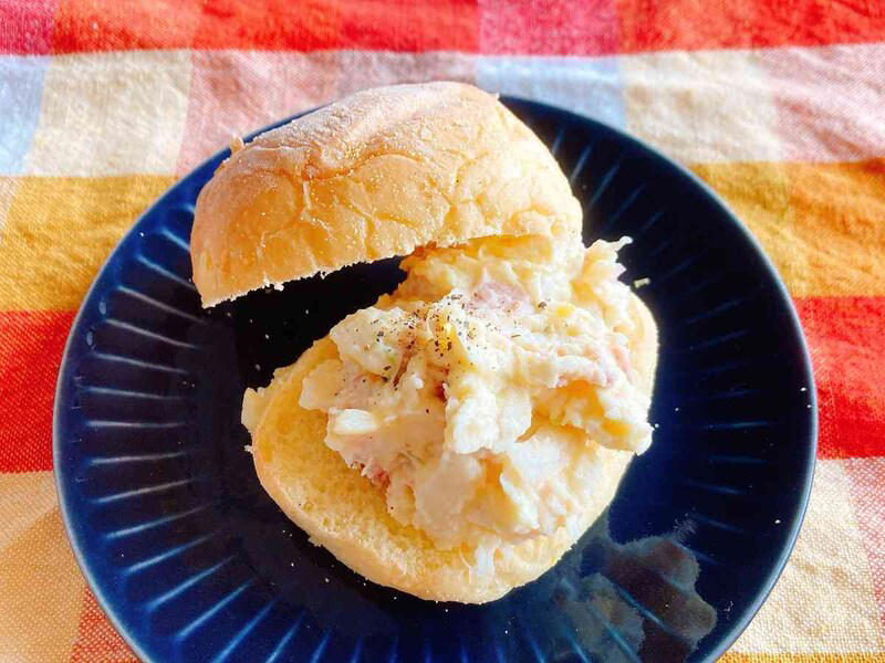 コストコの「6種の具材のポテトサラダ」の値段, コストコの「6種の具材のポテトサラダ」の原材料表示, コストコの「6種の具材のポテトサラダ」のカロリー, コストコの「6種の具材のポテトサラダ」の消費期限, アレンジアイデア1：具材を追加！「たっぷり具材のポテトサラダ」, アレンジアイデア2：コストコパンも合う！ 「ポテトサンドイッチ」, アレンジアイデア3：グラタン風にリメイク！ 「ポテトサラダのチーズ焼き」, マスタード味！ 「アメリカンクラシック ポテトサラダ」