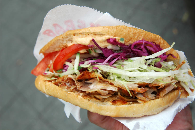 ベジマイト（オーストラリア）, ドンキー・バーガー（中国）, 焼きそばパン（日本）, チャカレロ（チリ）, ロティ・ジョン（マレーシア／シンガポール）, ブローチェ・クロケット（オランダ）, ワダ・パーヴ（インド）, ポリライネン（フィンランド）, ブレックファストロール（アイルランド）, スモーブロー（デンマーク）, カヤトースト（シンガポール）, ギャツビー（南アフリカ）, フランセジーニャ（ポルトガル）, プレスカヴィツァ（セルビア）, ボカディージョ（スペイン）, アレパ（コロンビア）, ザピエカンカ（ポーランド）, 刈包（グアバオ）（台湾）, カツサンド（日本）, チョリパン（アルゼンチン）, セミータ（メキシコ）, ミトライエット（ベルギー）, バウル（ブラジル）, ボスナ（オーストリア）, ウェルシュ・ラビット（イギリス）, ドネルケバブ（トルコ）, レバーケーゼ（ドイツ）, シュコー（グアテマラ）, バインミー（ベトナム）, パリジャン（フランス）, ファラフェル（中東全体）, アレパ（ ベネズエラ）, モントリオール式スモークミート（カナダ）, 豬扒包 ポーク・チョップ・バーガー (マカオ), トリプレッタ (プエルトリコ), チビート (ウルグアイ), メディアノーチェ (キューバ), チョップド・バーベキュー（アメリカ合衆国）, ギロピタ（ギリシャ）, パニーニ （イタリア）