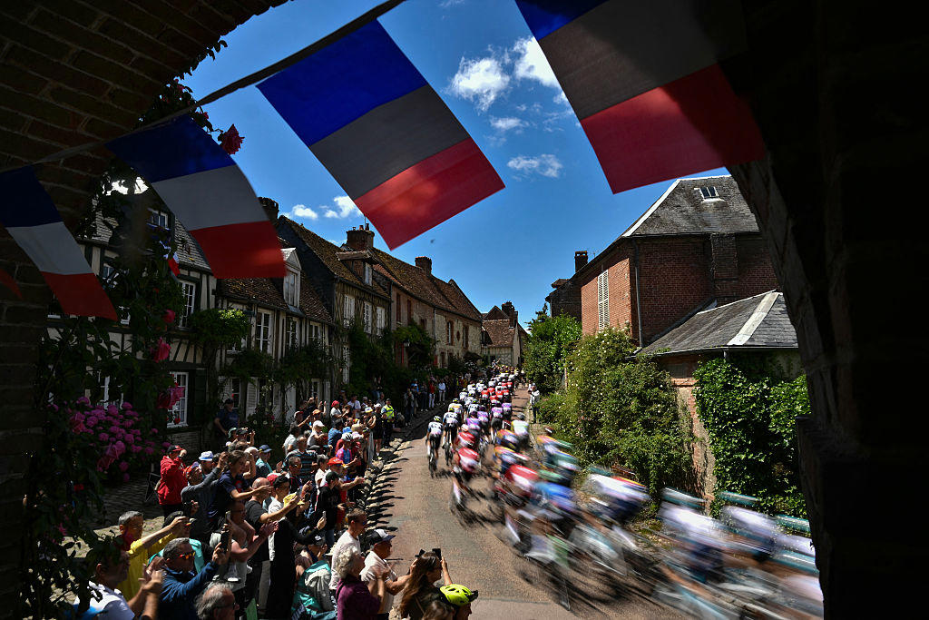 Injuries are getting more serious A damaging stage, Another ordeal for the peloton, Injuries are getting more serious, "Everyone wants to be in front", A matter of stakes, Riders under pressure, Sprint finishes bring peak tension, Philipsen hits the ground, Other contributing factors, Disc brakes under scrutiny, Race routes under fire, "Everyone’s own interests are blocking progress", The UCI’s yellow card, What’s the solution?