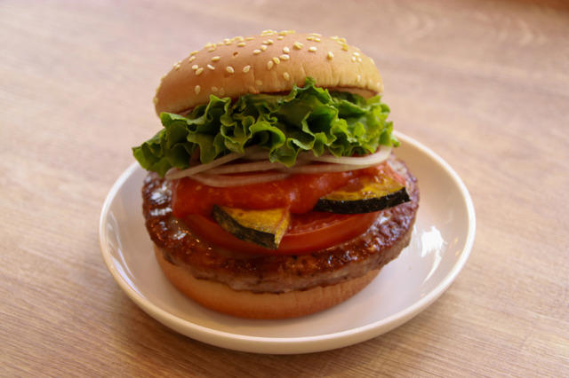 見た目も満足、夏野菜たっぷりの“映えるバーガー”, さっぱり派には「バジルチキンバーガー」, ガッツリ派には「チリトマトクラシックバーガー」, ドリンクは“ひんやりゴロっと”果実氷ソーダ, サイドは濃厚だけど軽やか「ディップポテト」, ビールが終日290円。ちょい飲みにも最適