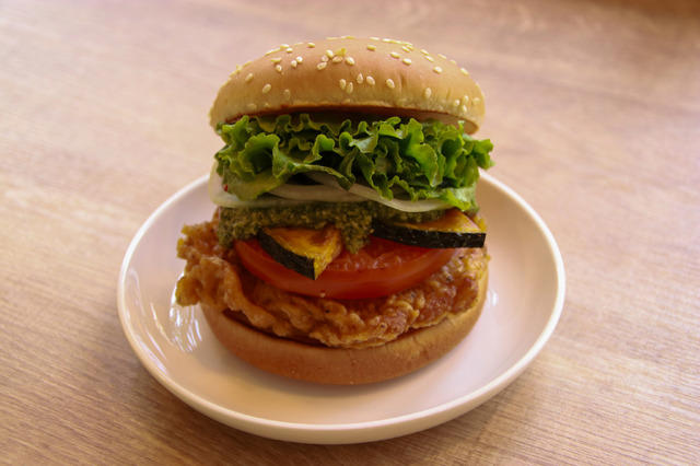 見た目も満足、夏野菜たっぷりの“映えるバーガー”, さっぱり派には「バジルチキンバーガー」, ガッツリ派には「チリトマトクラシックバーガー」, ドリンクは“ひんやりゴロっと”果実氷ソーダ, サイドは濃厚だけど軽やか「ディップポテト」, ビールが終日290円。ちょい飲みにも最適