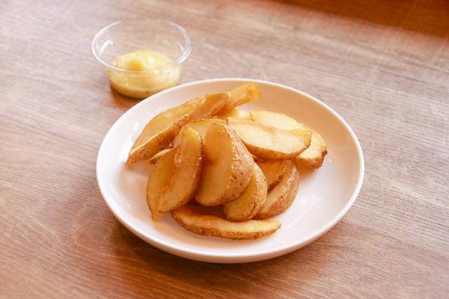 見た目も満足、夏野菜たっぷりの“映えるバーガー”, さっぱり派には「バジルチキンバーガー」, ガッツリ派には「チリトマトクラシックバーガー」, ドリンクは“ひんやりゴロっと”果実氷ソーダ, サイドは濃厚だけど軽やか「ディップポテト」, ビールが終日290円。ちょい飲みにも最適